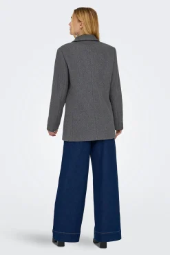 Abrigo corto tipo blazer