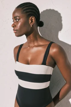 Ba&ntilde;ador bandeau moldeador color block B&W