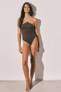 Ba&ntilde;ador moldeador halter marr&oacute;n