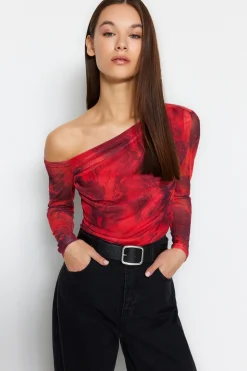 Blusa escote asimétrico entallada