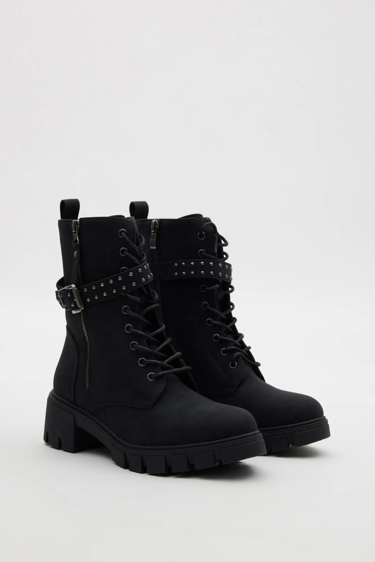 Botines con cordones y cremallera