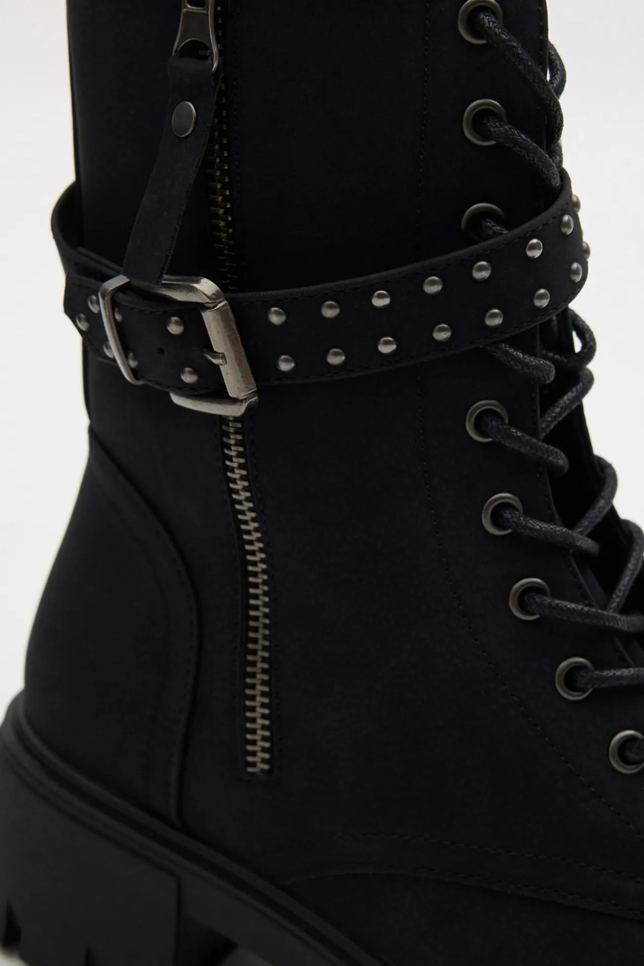 Botines con cordones y cremallera