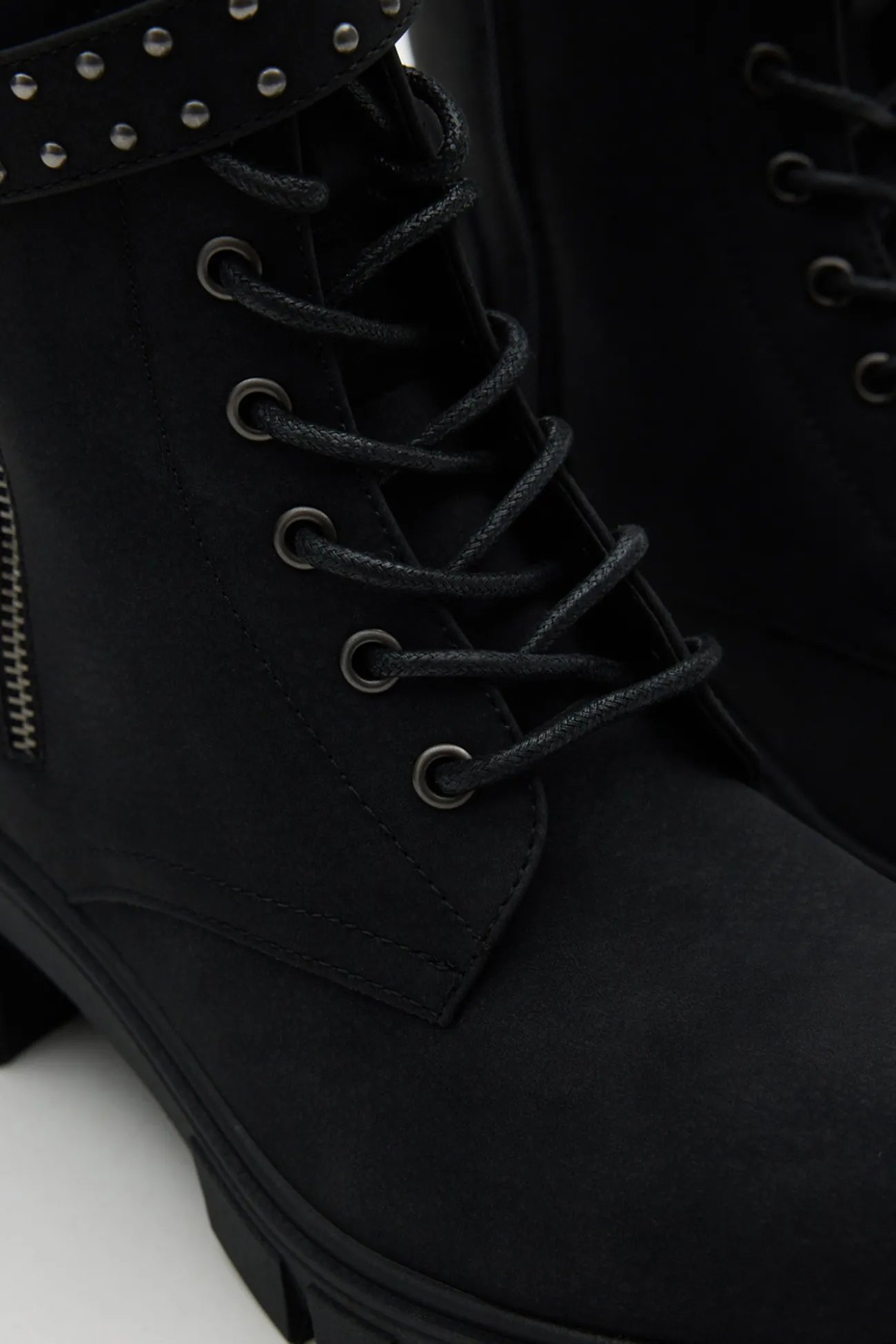 Botines con cordones y cremallera