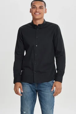 Camisa de hombre slim fit y 100% algodón.
