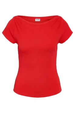 Camiseta de manga corta con cuello barco