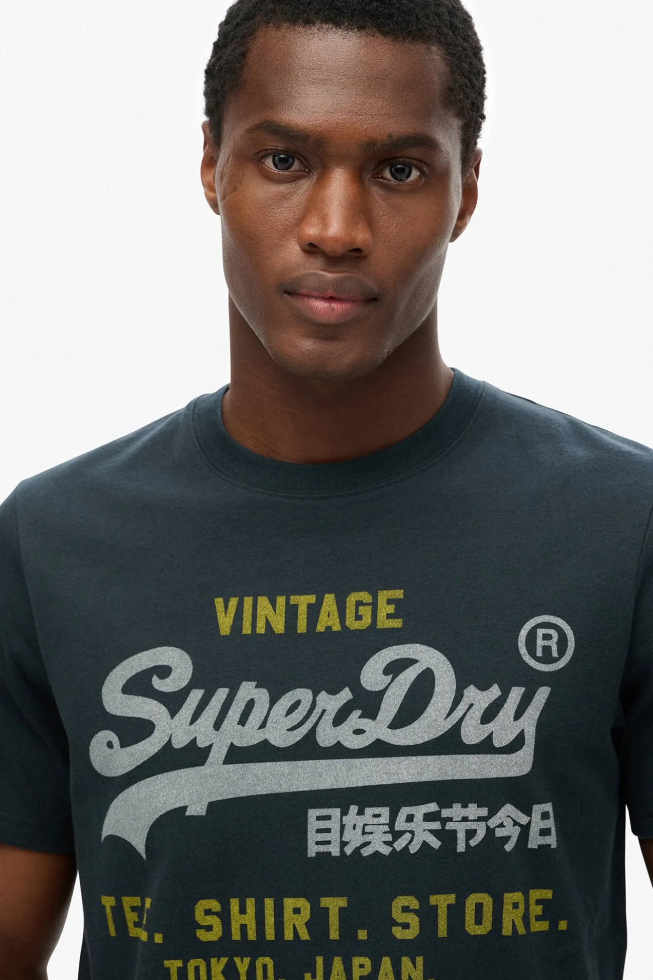 Camiseta manga corta b&aacute;sica con logotipo grande