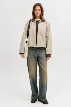 Cazadora worker