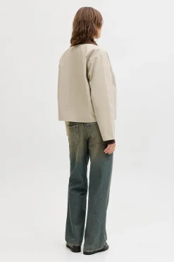 Cazadora worker