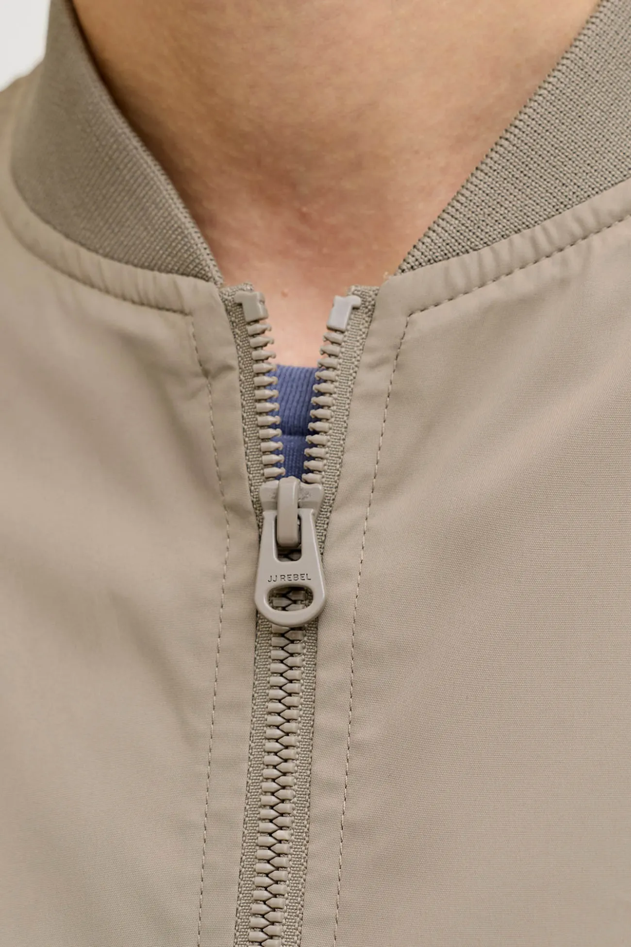 Chaqueta bomber corta tejido plano