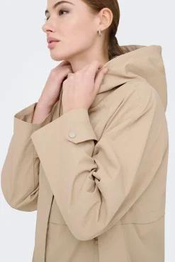 Chaqueta con capucha