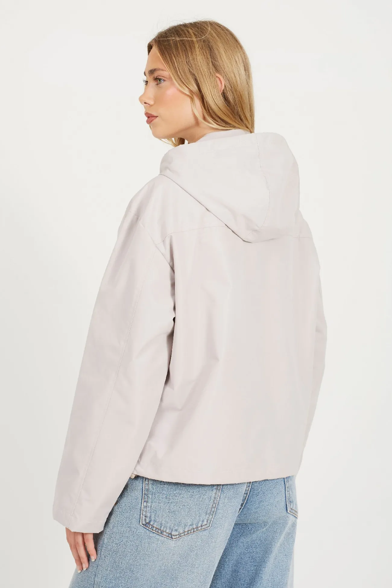 Chaqueta corta con capucha