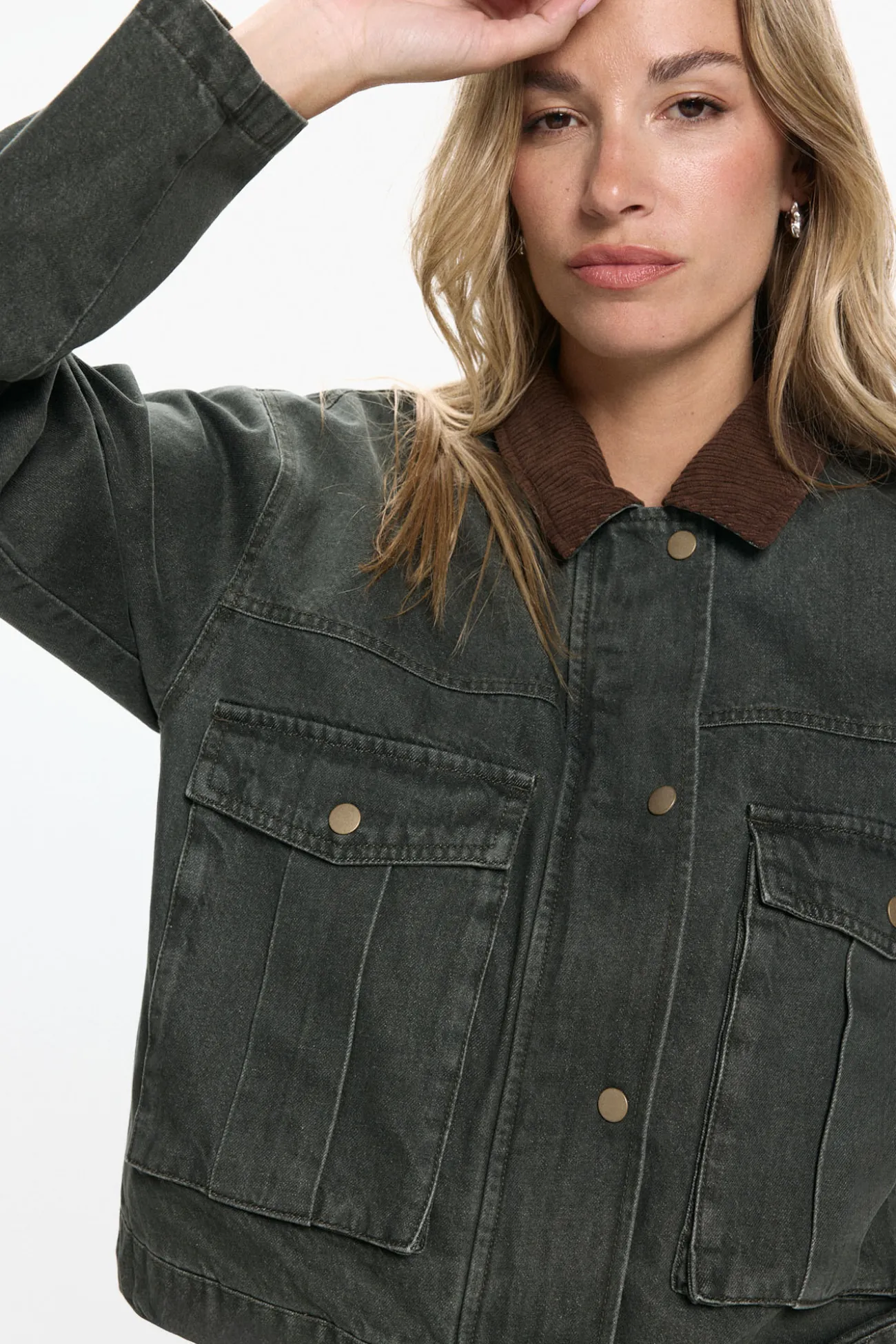 Chaqueta corta cuello contraste