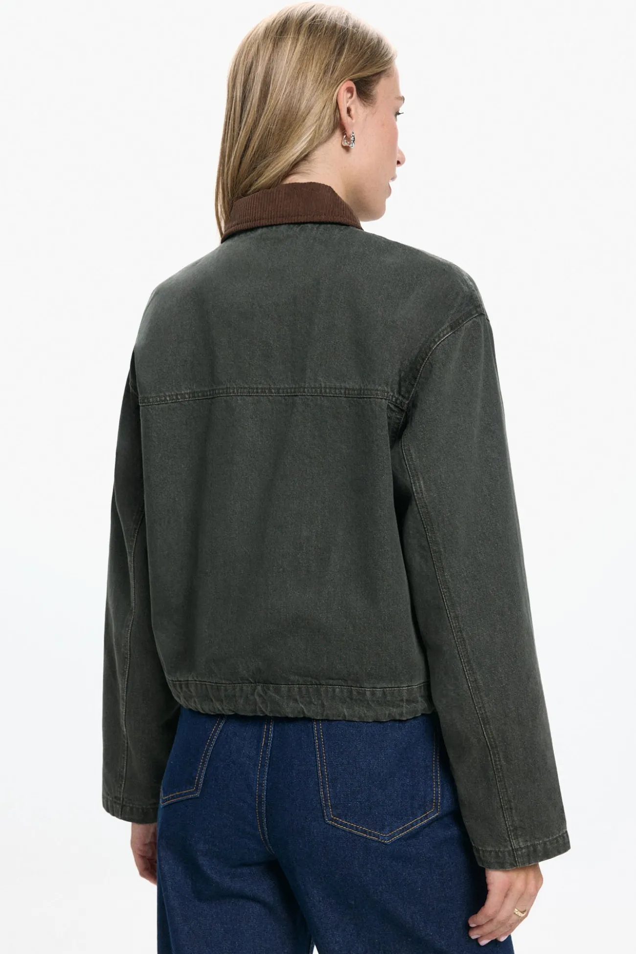 Chaqueta corta cuello contraste