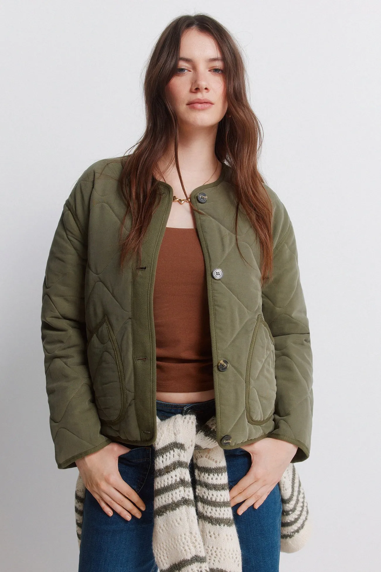 Chaqueta corta verde acolchada