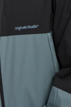 Chaqueta cortavientos capucha