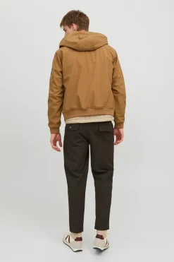 Chaqueta t&eacute;cnica con capucha
