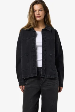 Chaqueta vaquera bolsillos