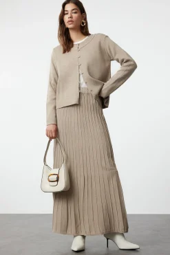 Conjunto de cárdigan, falda y top de punto