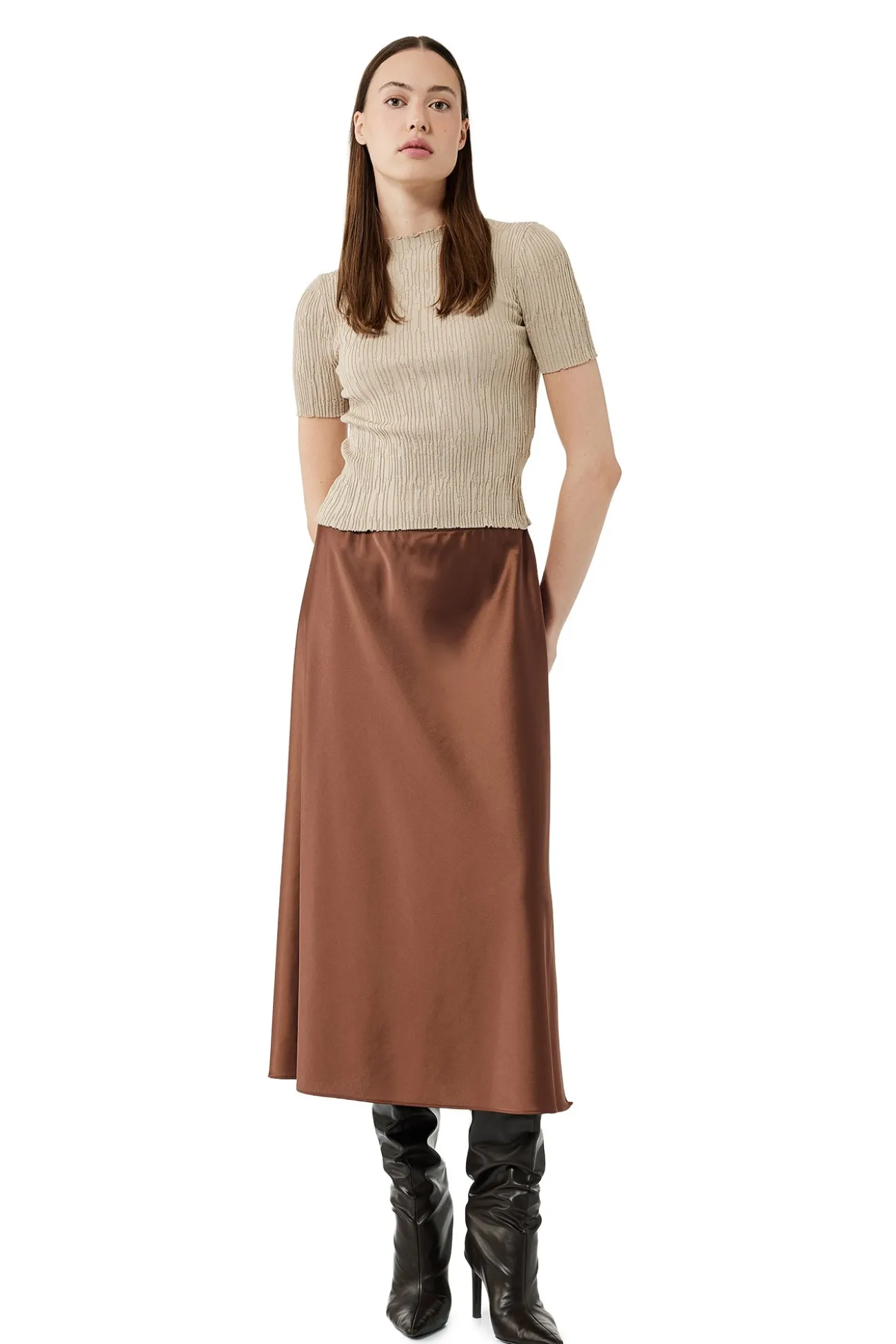 Falda midi de corte regular con cintura est&aacute;ndar
