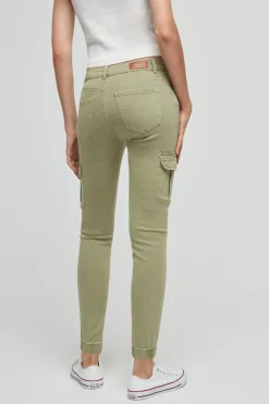 Pantal&oacute;n cargo slim fit