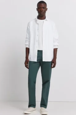 Pantalón chino color slim fit