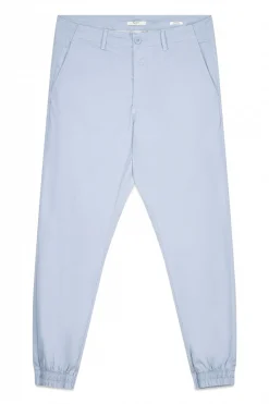 Pantal&oacute;n chino popelin con pu&ntilde;o en el bajo.