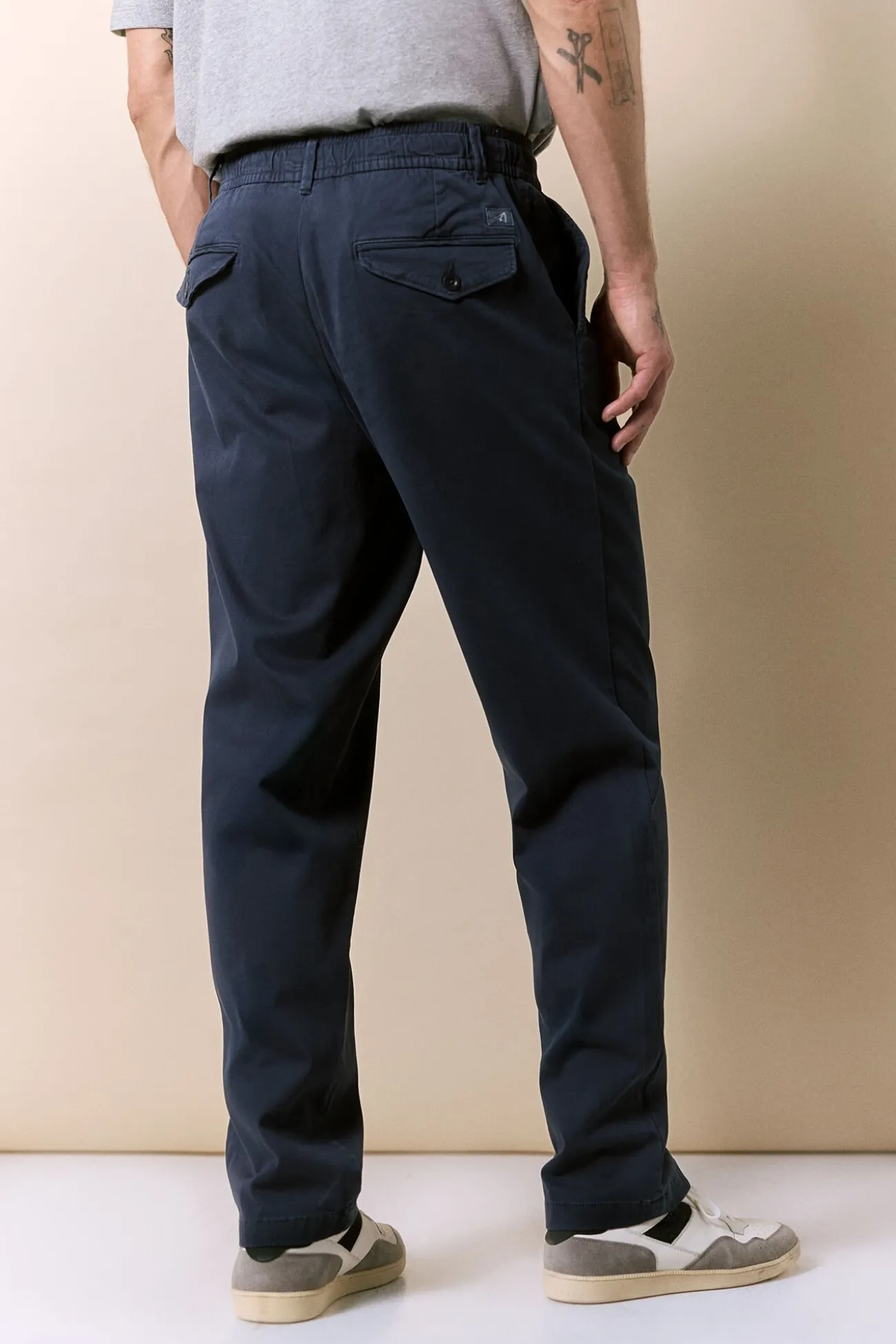 Pantalón con pinzas y cordones