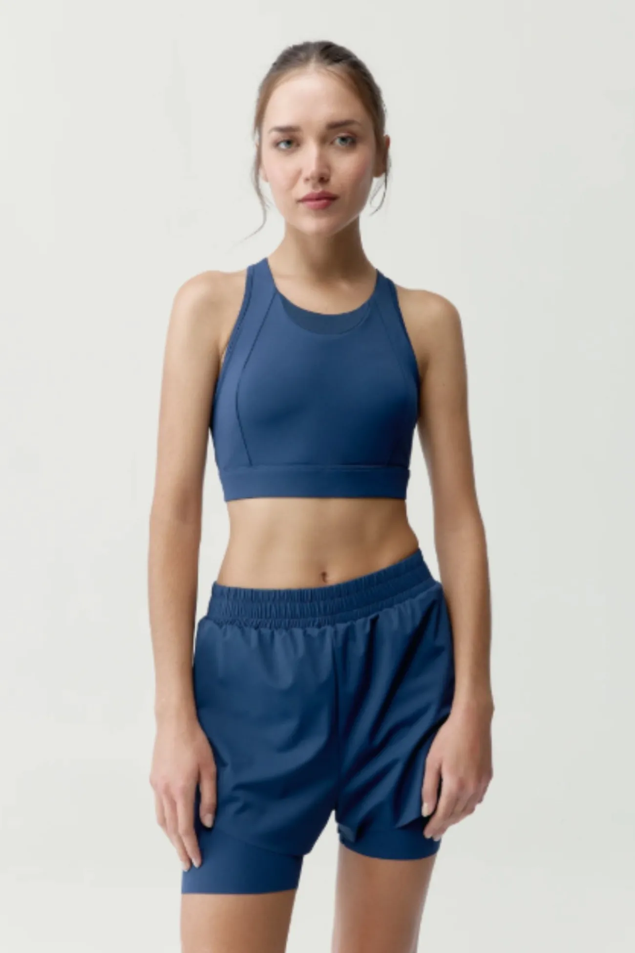 Pantal&oacute;n corto deportivo Bikila Azul marino