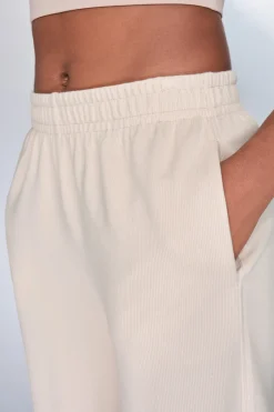 Pantal&oacute;n recto ancho canal&eacute; beige