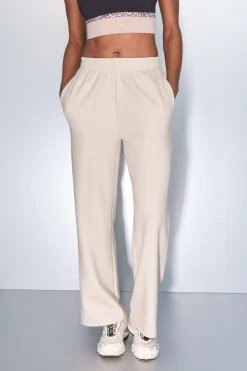 Pantal&oacute;n recto ancho canal&eacute; beige