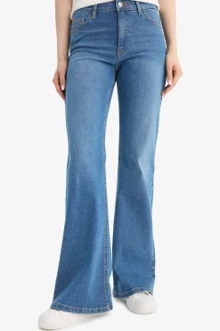 Pantal&oacute;n vaquero acampanado