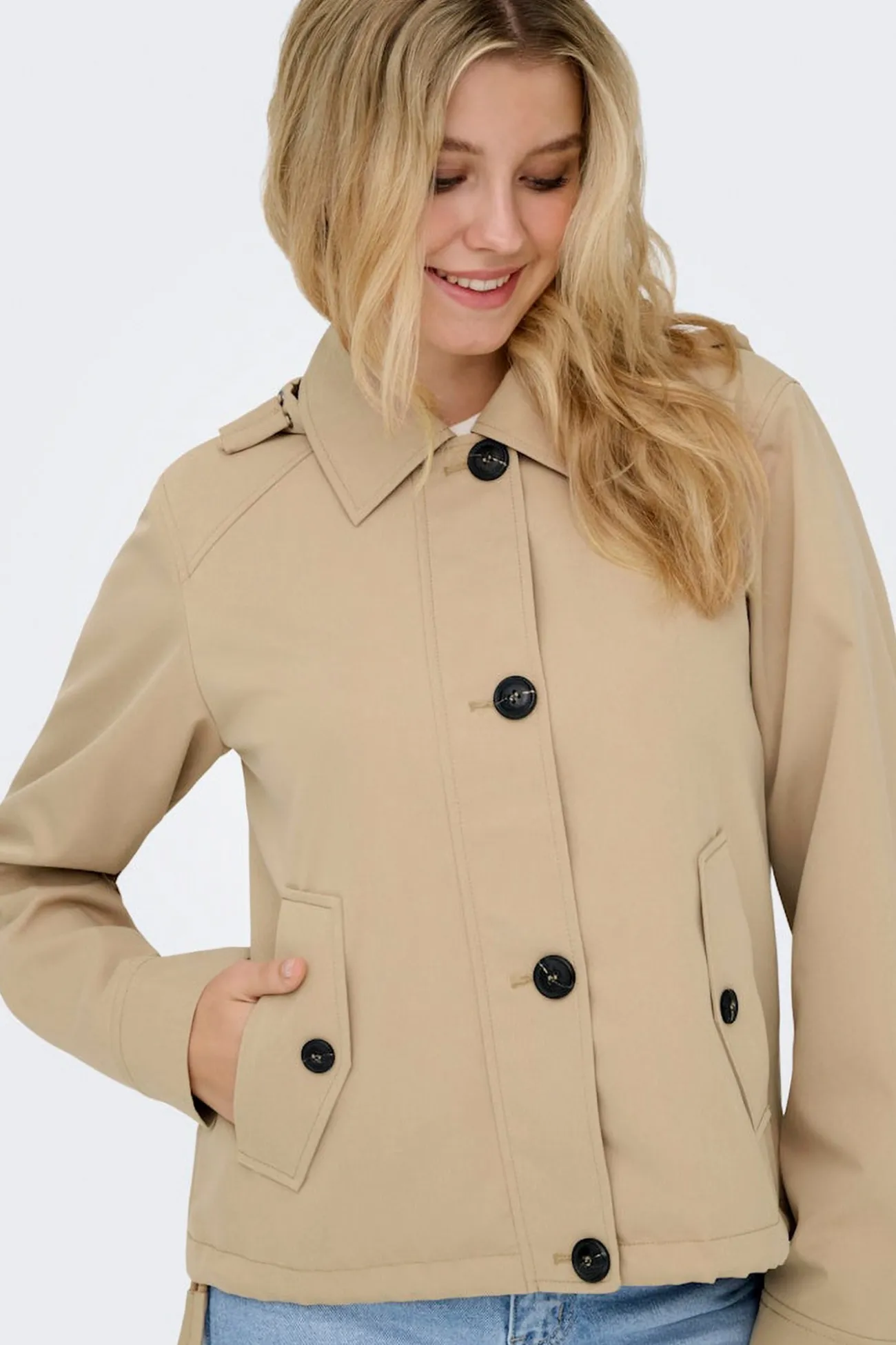 Parka corta con capucha