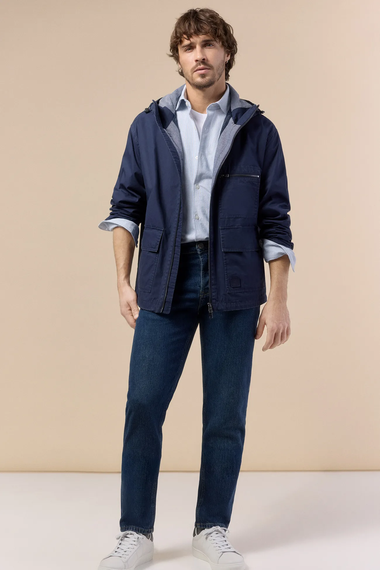 Parka corta con capucha