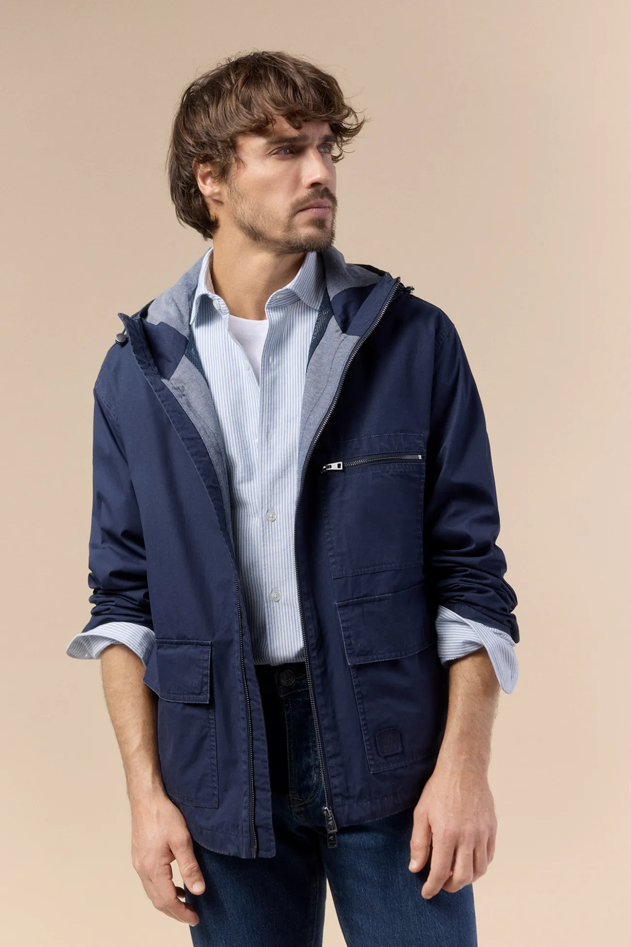 Parka corta con capucha
