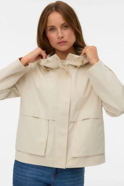 Parka corta con capucha