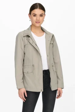 Parka corta con capucha