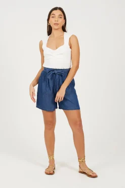Short con cinturón