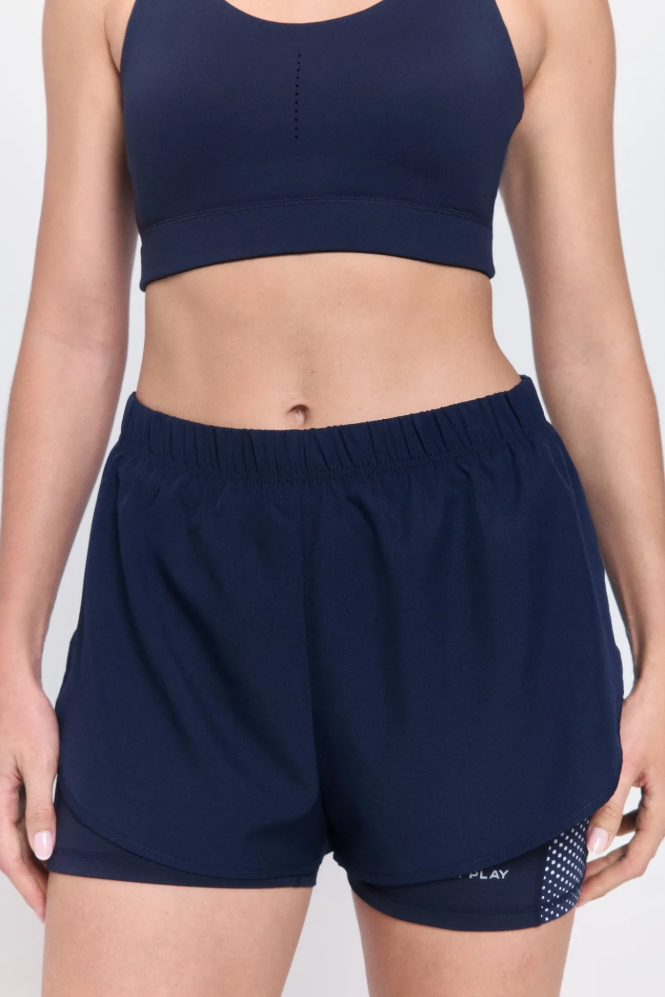 Short running deportivo reflectante