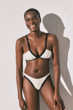 Top bikini triangular blanco semi brillante