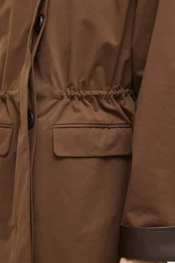 Trench largo con cuello y pu&ntilde;os de polipiel