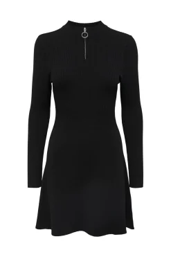 Vestido corto de canal&eacute; con vuelo