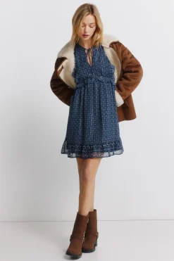 Vestido corto de manga larga volantes