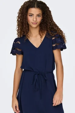 Vestido corto detalle encaje