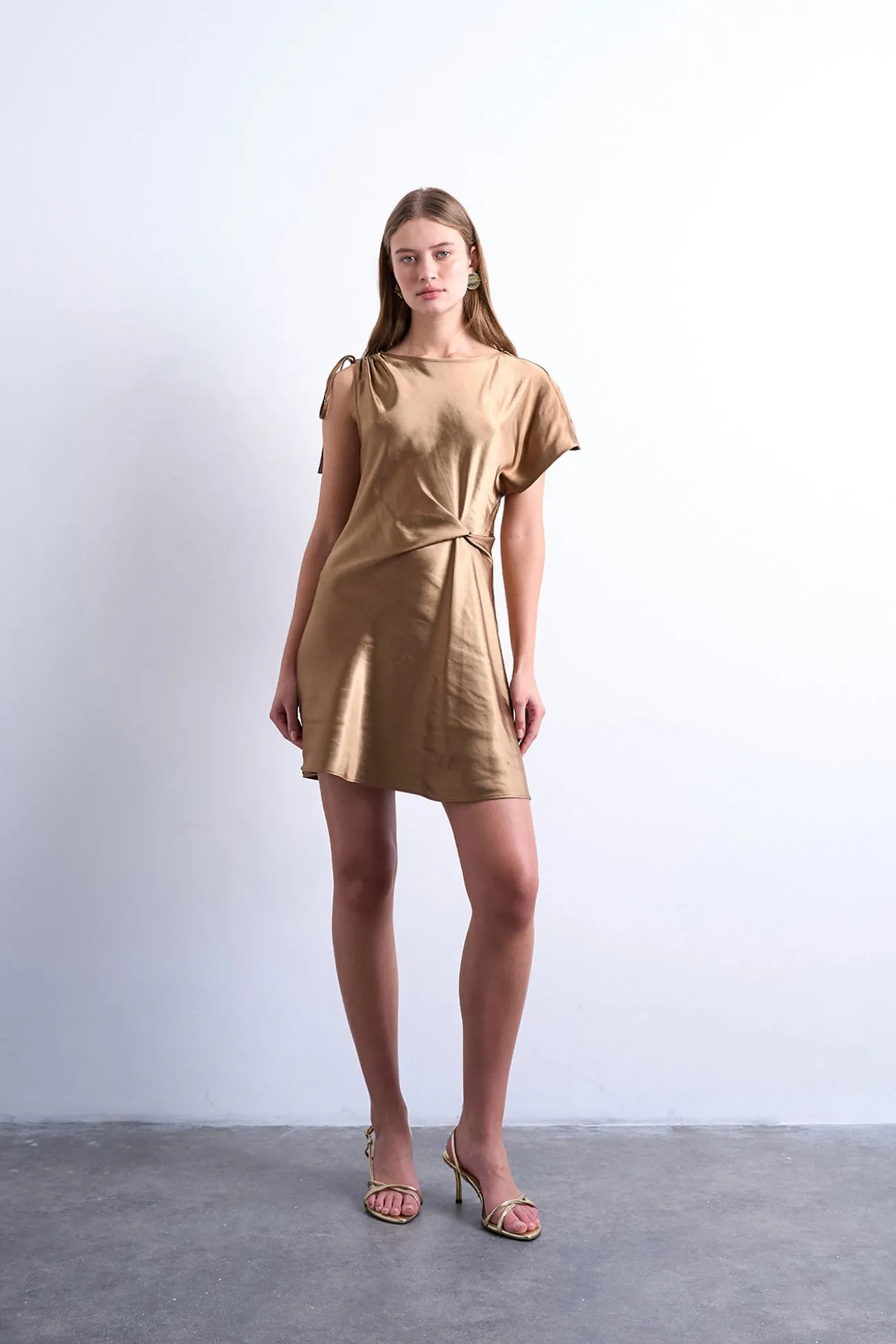 Vestido corto manga asim&eacute;trica