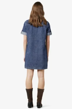 Vestido corto vaquero con manga corta, cuello y bolsillos frontales