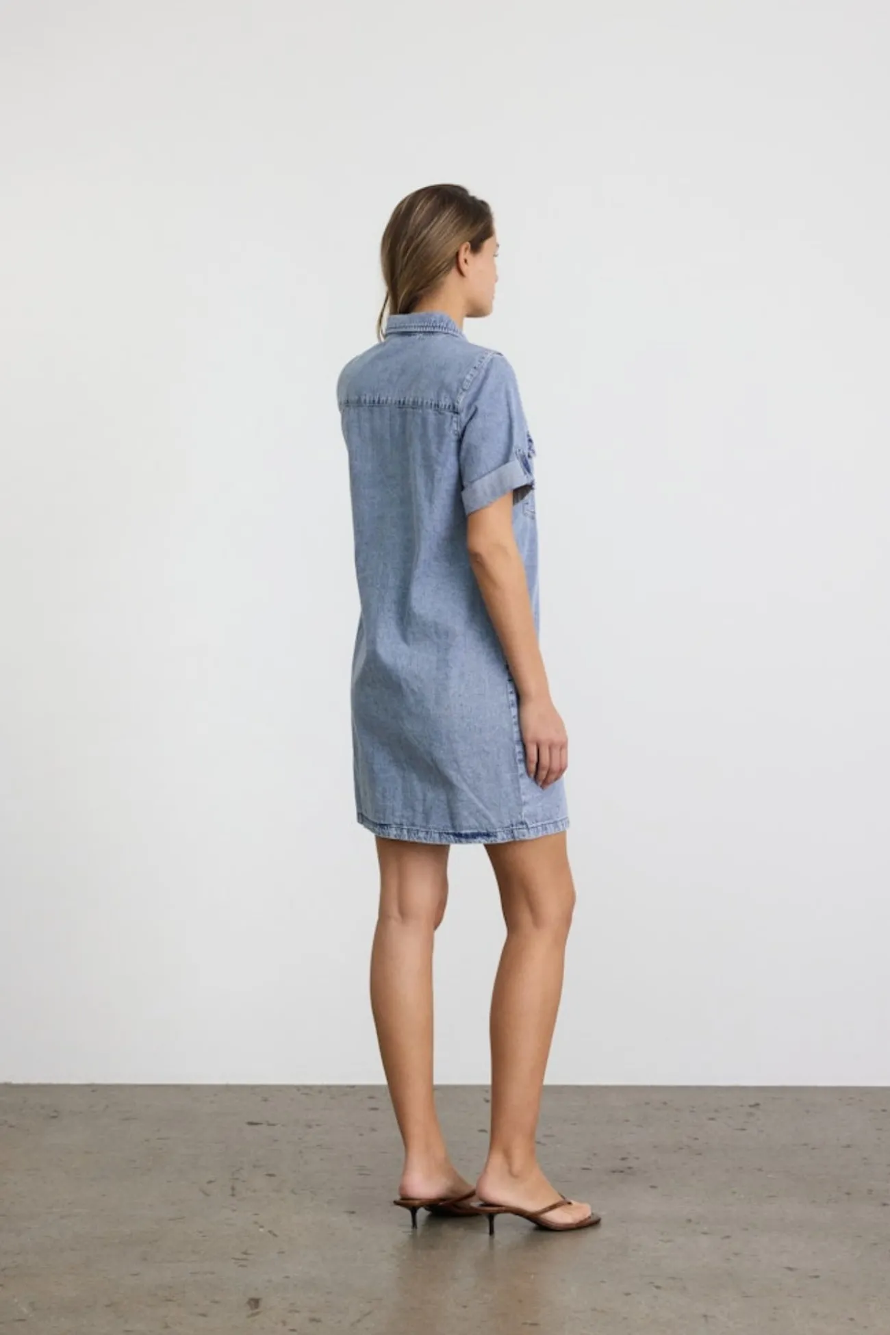 Vestido corto vaquero con manga corta, cuello y bolsillos frontales