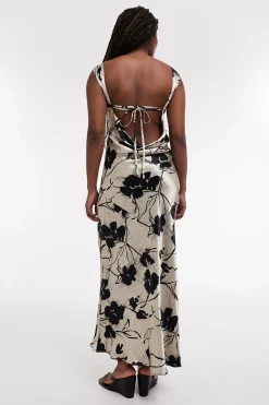 Vestido midi de cuello redondo y manga sisa