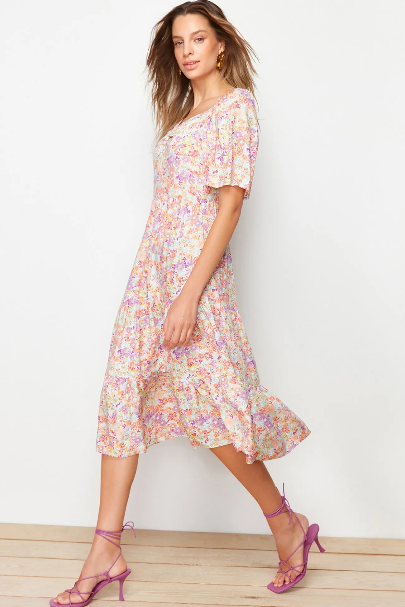Vestido midi escote coraz&oacute;n