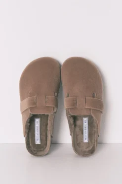Zapatillas casa tipo zueco marr&oacute;n